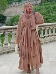 Dress dengan Ruffle Berlapis