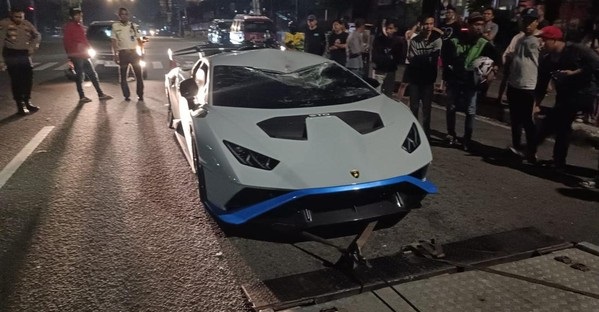 Lamborghini Tabrak Pejalan Kaki